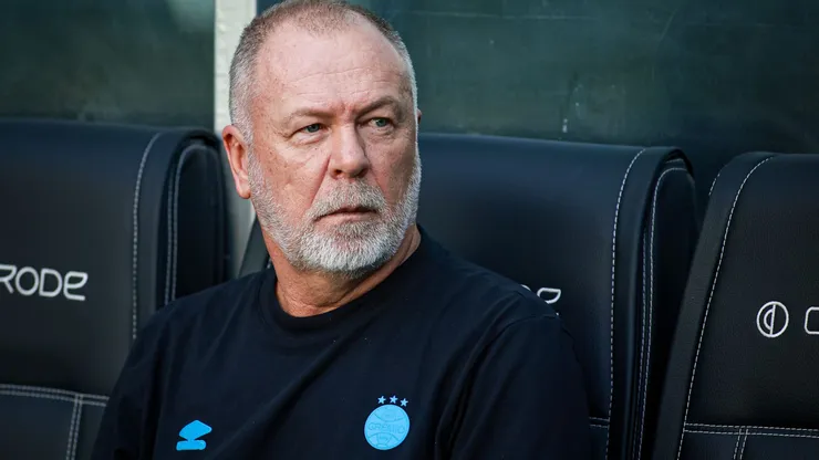 Mano Menezes, técnico do Grêmio, durante partida contra o Santos no estadio Arena do Gremio pelo campeonato Brasileiro A 2025. Foto: Maxi Franzoi/AGIF