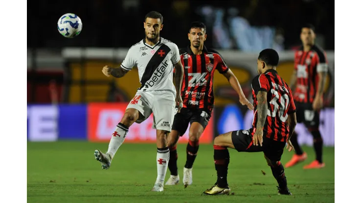 BA - SALVADOR - 10/05/2025 - BRASILEIRO A 2025, VITORIA X VASCO - Coutinho jogador do Vasco durante partida contra o Vitoria no estadio Barradao pelo campeonato Brasileiro A 2025. Foto: Jhony Pinho/AGIF