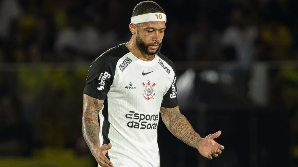 Memphis Depay se lamentando em Mirassol x Corinthians. Foto: Joisel Amaral/AGIF