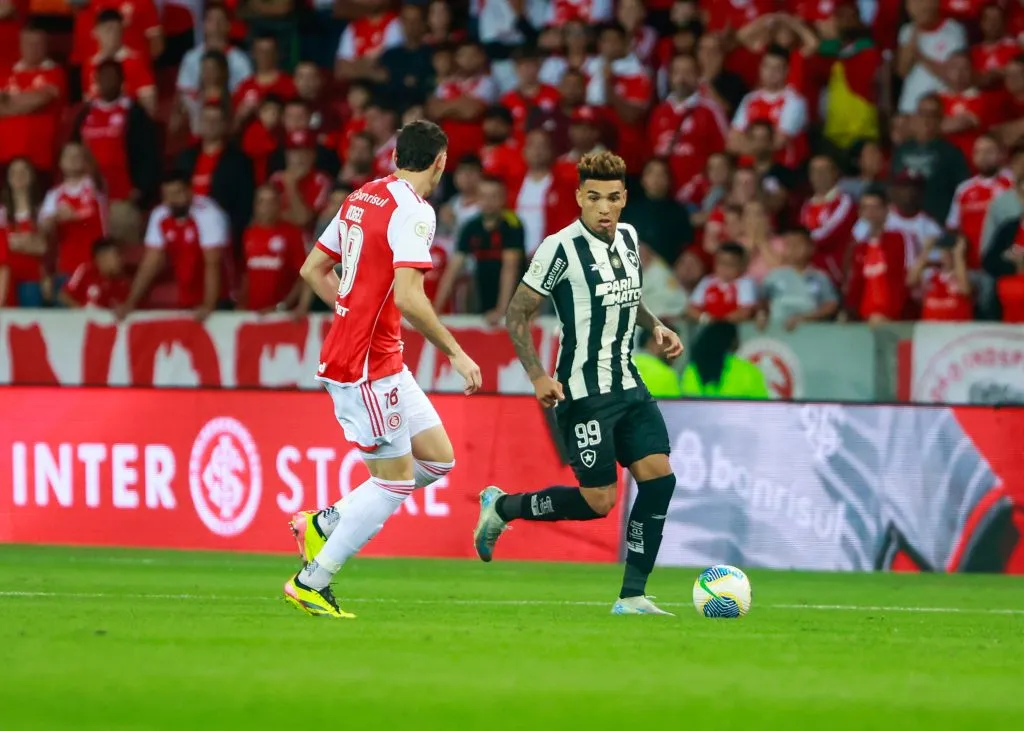 Igor Jesus jogador do Botafogo durante partida contra o Internacional – Foto: Luiz Erbes/AGIF