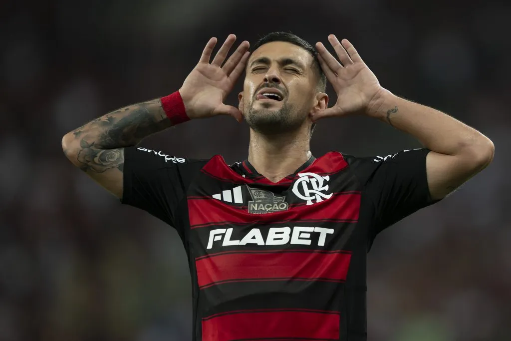 RJ – RIO DE JANEIRO – 10/05/2025 – BRASILEIRO A 2025, FLAMENGO X BAHIA – Arrascaeta jogador do Flamengo comemora seu gol durante partida contra o Bahia no estadio Maracana pelo campeonato Brasileiro A 2025. Foto: Jorge Rodrigues/AGIF