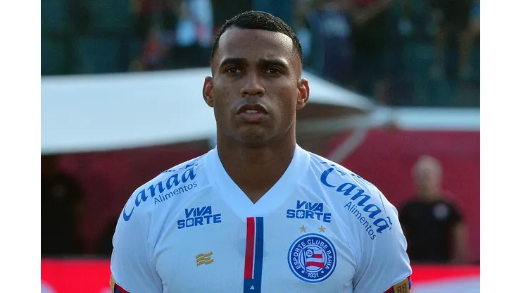 BA - SALVADOR - 23/03/2025 - BAIANO 2025, VITORIA X BAHIA - Jean Lucas, jogador do Bahia durante execucao do hino nacional antes da partida contra o Vitoria no estadio Barradao pelo campeonato Baiano 2025. Foto: Walmir Cirne/AGIF