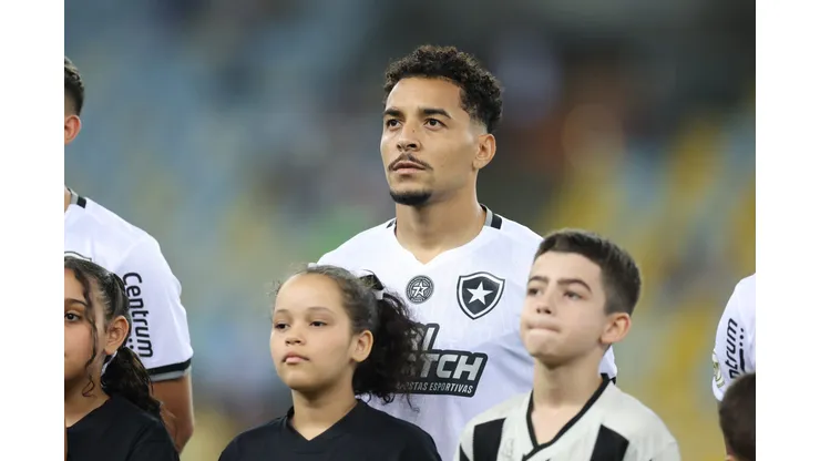 RIO DE JANEIRO, BRAZIL - SEPTEMBER 21: Gregore of Botafogo stands before a Brasileirao 2024 match between Fluminense and Botafogo at Maracana Stadium on September 21, 2024 in Rio de Janeiro, Brazil. (Photo by Lucas Figueiredo/Getty Images)