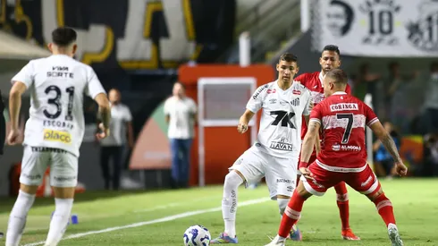 SP - SANTOS - 01/05/2025 - COPA DO BRASIL 2025, SANTOS X CRB - Deivid Washington jogador do Santos durante partida contra o CRB no estadio Vila Belmiro pelo campeonato Copa Do Brasil 2025. Foto: Mauricio De Souza/AGIF