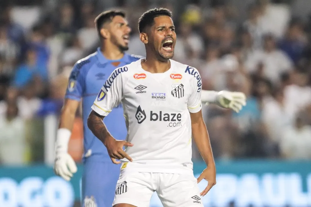 SP – SANTOS – 31/03/2024 – PAULISTA 2024, SANTOS X PALMEIRAS – FINAL – Aderlan jogador do Santos durante partida contra o Palmeiras no estadio Vila Belmiro pelo campeonato Paulista 2024. Foto: Reinaldo Campos/AGIF