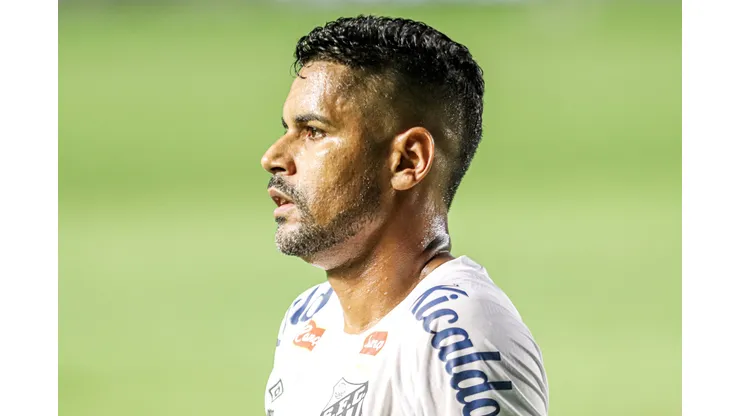 Aderlan em ação pelo Santos - Foto: Reinaldo Campos/AGIF