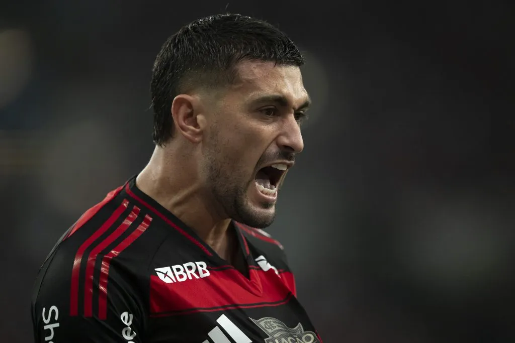 RJ – RIO DE JANEIRO – 10/05/2025 – BRASILEIRO A 2025, FLAMENGO X BAHIA – Arrascaeta jogador do Flamengo comemora seu gol durante partida contra o Bahia no estadio Maracana pelo campeonato Brasileiro A 2025. Foto: Jorge Rodrigues/AGIF