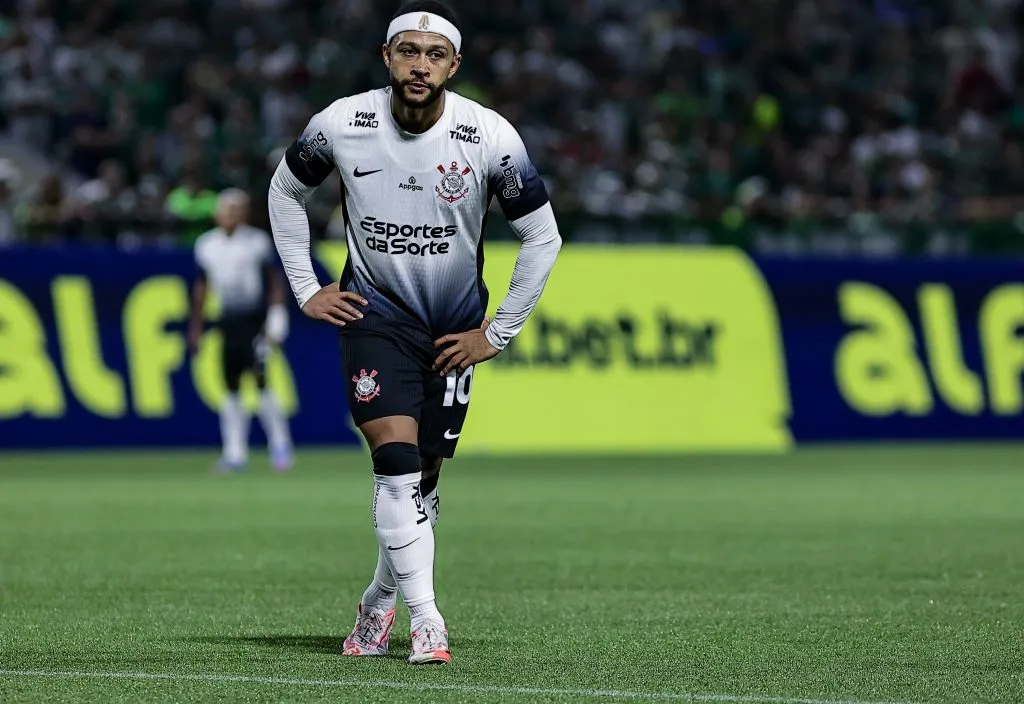 SP – BARUERI – 12/04/2025 – BRASILEIRO A 2025, PALMEIRAS X CORINTHIANS – Memphis Depay jogador do Palmeiras durante partida contra o Corinthians no estadio Arena Barueri pelo campeonato Brasileiro A 2025. Foto: Fabio Giannelli/AGIF