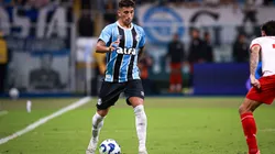 Cristian Olivera em ação pelo Grêmio contra o Bragantino - Foto: Maxi Franzoi/AGIF