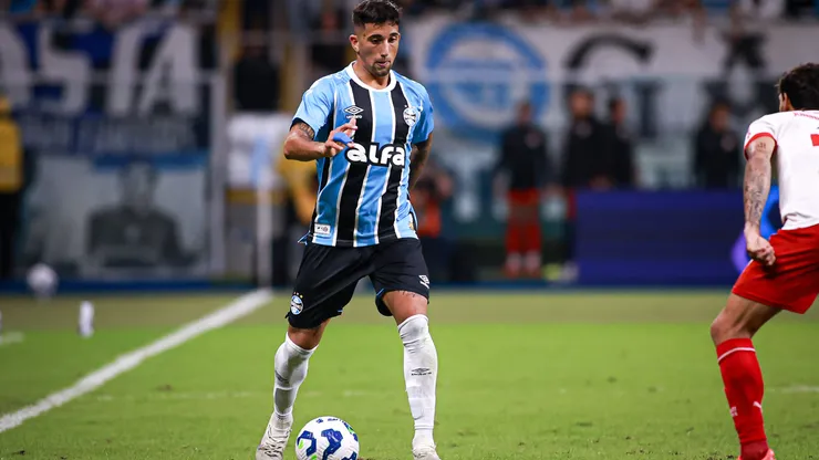Cristian Olivera em ação pelo Grêmio contra o Bragantino - Foto: Maxi Franzoi/AGIF
