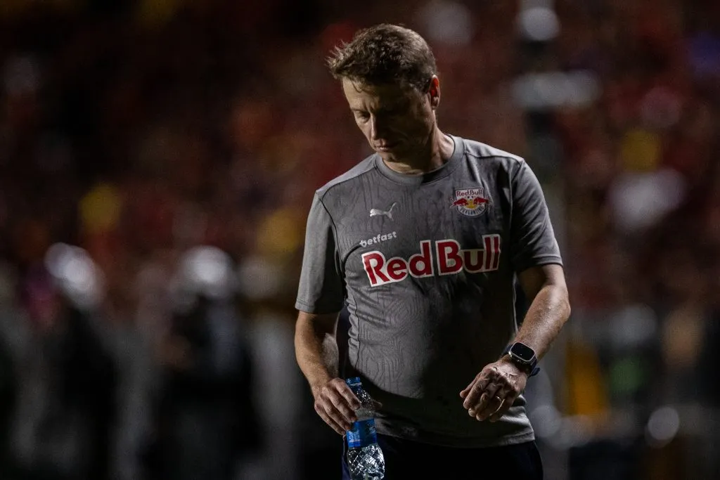 PE – RECIFE – 16/04/2025 – BRASILEIRO A 2025, SPORT X BRAGANTINO – Fernando Seabra tecnico do Bragantino durante partida contra o Sport no estadio Ilha do Retiro pelo campeonato Brasileiro A 2025. Foto: Rafael Vieira/AGIF