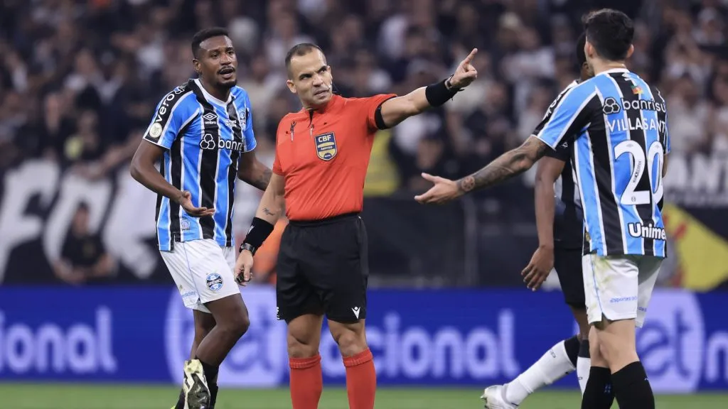 Edenílson jogador do Grêmio reclama com a arbitragem durante partida contra o Corinthians no estÁdio Arena Corinthians pelo campeonato Brasileiro A 2024. Foto: Marcello Zambrana/AGIF