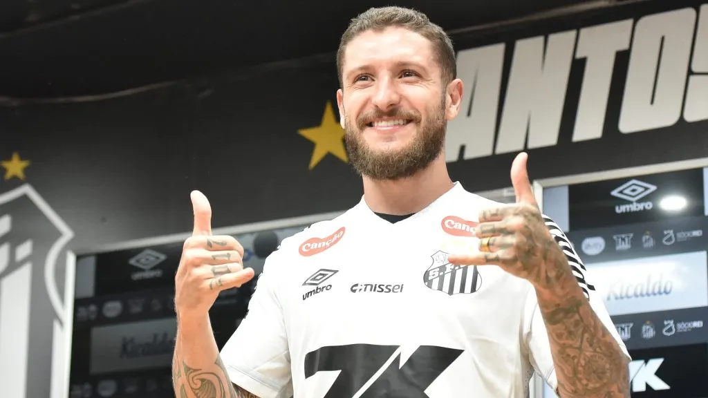 Zé Rafael durante sua apresentação oficial como jogador do Santos FC em coletiva de imprensa realizada na Vila Belmiro. Foto: JOTA ERRE/AGIF
