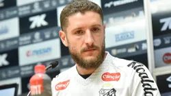 Zé Rafael durante sua apresentação oficial como jogador do Santos FC em coletiva de imprensa realizada na Vila Belmiro.