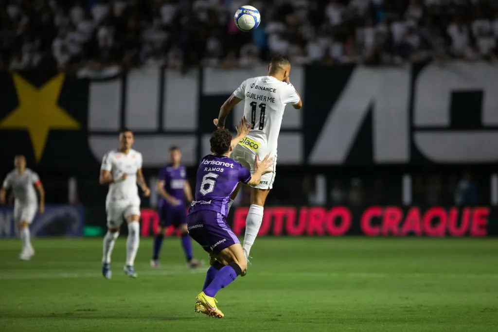 Guilherme jogador do Santos durante partida contra o Ceara – Foto: Reinaldo Campos/AGIF