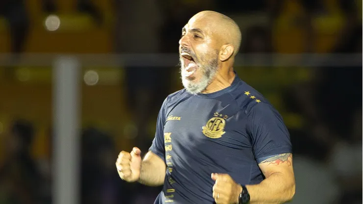 Rafael Guanaes comemora gol diante do Corinthians