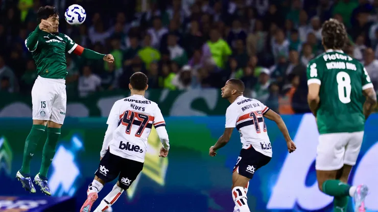 Jogador do Palmeiras durante partida contra o Sao Paulo no estadio Arena Barueri pelo campeonato Brasileiro A 2025.