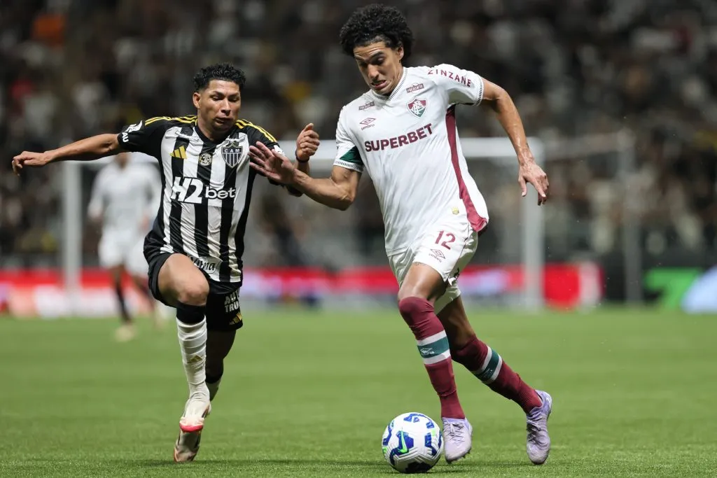 Rony jogador do Atletico-MG disputa lance com Gabriel Fuentes jogador do Fluminense durante partida no estadio Arena MRV pelo campeonato Brasileiro A 2025. Foto: Gilson Lobo/AGIF