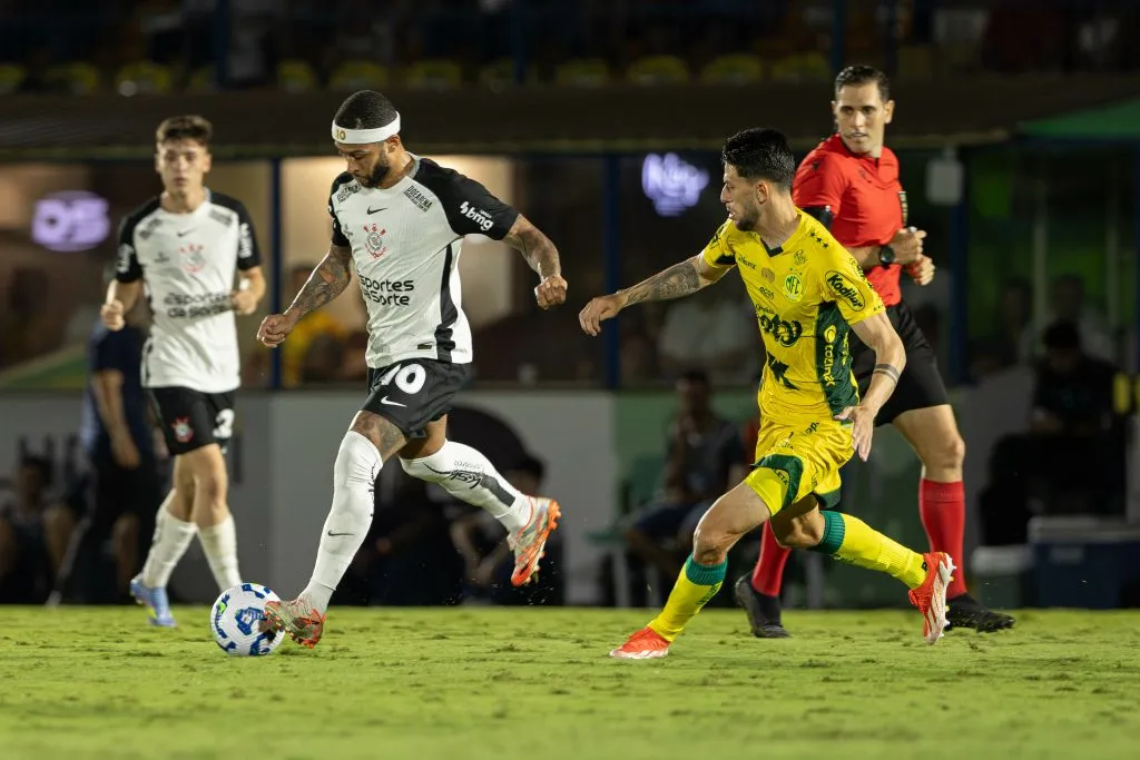 Memphis Depay jogador do Corinthians durante partida contra o Mirassol – Foto: Joisel Amaral/AGIF