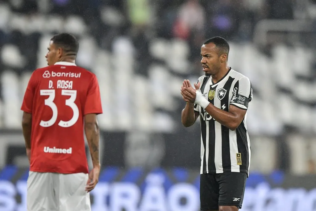 Marlon Freitas no jogo com o Internacional. Foto: Thiago Ribeiro/AGIF