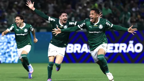 Vitor Roque, jogador do Palmeiras, comemora seu gol durante partida contra o Sao Paulo no estadio Arena Barueri pelo campeonato Brasileiro A 2025. Foto: Marcello Zambrana/AGIF