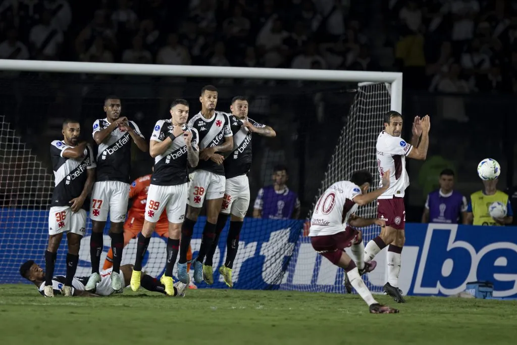Vegetti jogador do Vasco e jogadores do seu time durante partida contra o Lanus – Foto: Jorge Rodrigues/AGIF