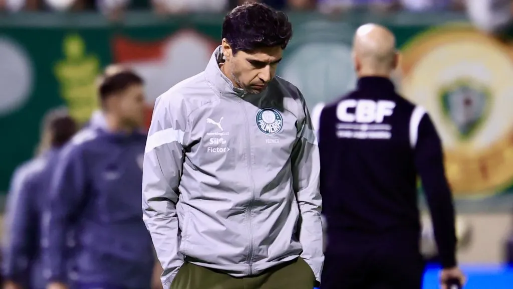 Abel Ferreira cabisbaixo. Foto: Marcello Zambrana/AGIF