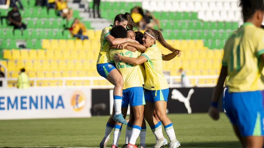 Jogadoras da Seleção Brasileira Feminina Sub-17 em duelo contra o Equador