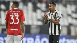 Marlon Freitas, jogador do Botafogo, durante partida contra o Internacional, pelo Brasileirão Betano. Foto: Thiago Ribeiro/AGIF.