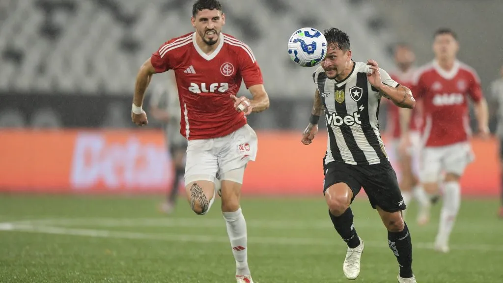 Artur em ação pelo Botafogo no Brasileirão Betano – Foto: Thiago Ribeiro/AGIF