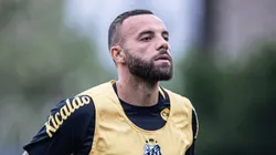 Guilherme em treino no CT Rei Pelé