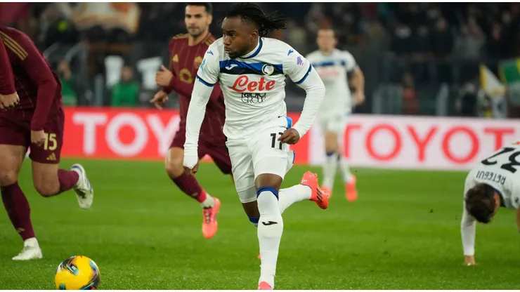 Ademola Lookman pela Atalanta em partida diante da Roma. Foto: Associated Press / Alamy Stock Photo