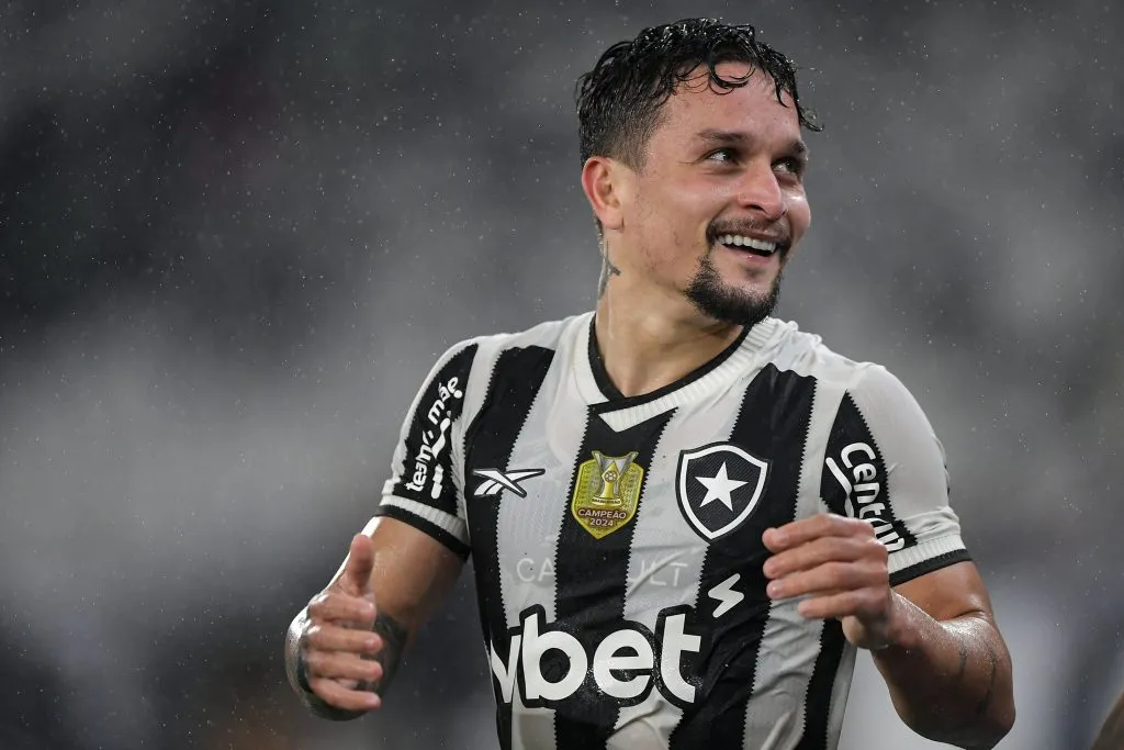 Artur em campo pelo Botafogo – Foto: Thiago Ribeiro/AGIF