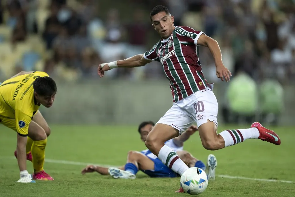 RJ – RIO DE JANEIRO – 10/04/2025 – COPA SUL-AMERICANA 2025, FLUMINENSE X SAN JOSE – Serna jogador do Fluminense chuta para marcar seu gol durante partida contra o San Jose no estadio Maracana pelo campeonato Copa Sul-americana 2025. Foto: Jorge Rodrigues/AGIF