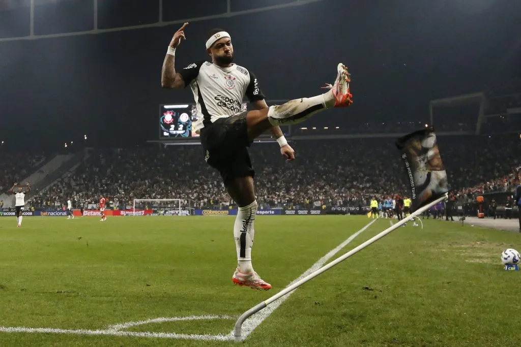 Memphis comemora gol em partida do Campeonato Brasileiro 2025 – Foto: Miguel Schincariol/Getty Images