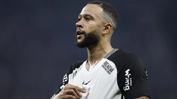 Memphis comemora gol em partida do Campeonato Brasileiro 2025 - Foto: Miguel Schincariol/Getty Images