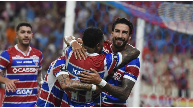Jogadores do Fortaleza comemoram gol marcado em partida diante do Colo-Colo no Castelão. Foto: SPP Sport Press Photo. / Alamy Stock Photo