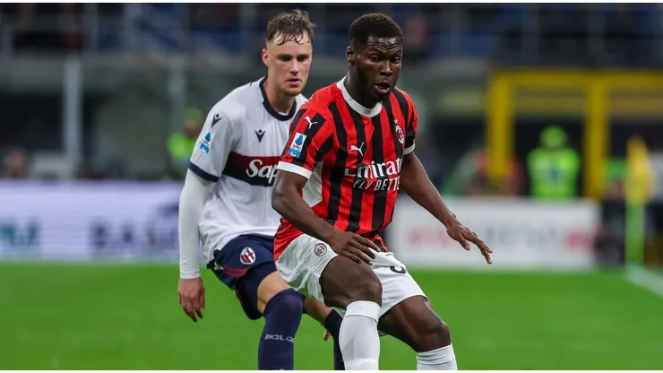 Yunus Musah com a posse de bola em partida entre Milan e Bologna. Foto: Independent Photo Agency Srl / Alamy Stock Photo