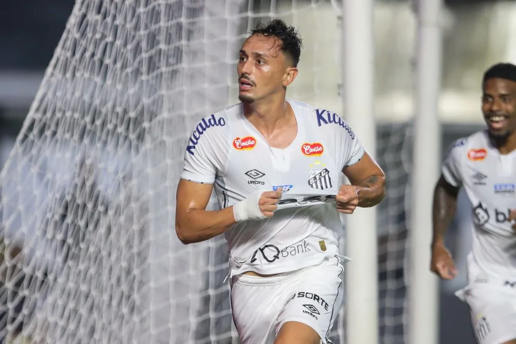 Diego Pituca comemora seu gol durante partida contra o Ceara na Vila Belmiro pelo campeonato Brasileiro B 2024 – Foto: Reinaldo Campos/AGIF