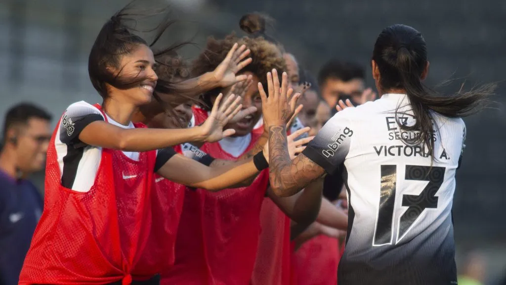 Vic Albuquerque jogadora do Corinthians comemora seu gol durante partida contra o Juventude no estádio Alfredo Schürig pelo campeonato Brasileiro A 2025. Foto: Anderson Romão/AGIF