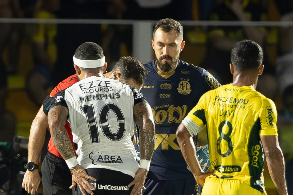Memphis Depay  jogador do Corinthians cobra pênalti em decisão durante partida contra o Mirassol – Foto: Joisel Amaral/AGIF