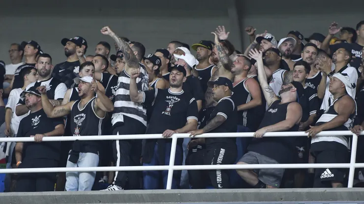 Torcedores do Corinthians em partida do Grupo C da Copa CONMEBOL Sul-Americana entre América de Cali e Corinthians - Foto: Gabriel Aponte/Getty Images
