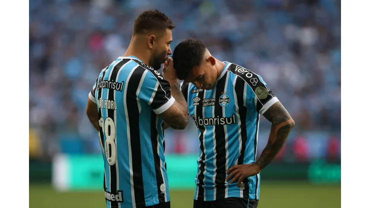 Cristaldo (à direita) está na 'barca' de negociáveis do Grêmio na próxima janela