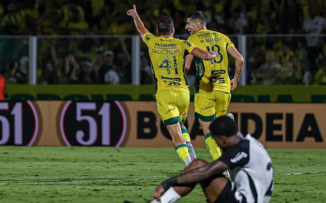 Jogadores do Mirassol comemoram vitória em casa sobre o Corinthians pelo Campeonato Brasileiro 2025.           Foto: JP Pinheiro/Agência Mirassol