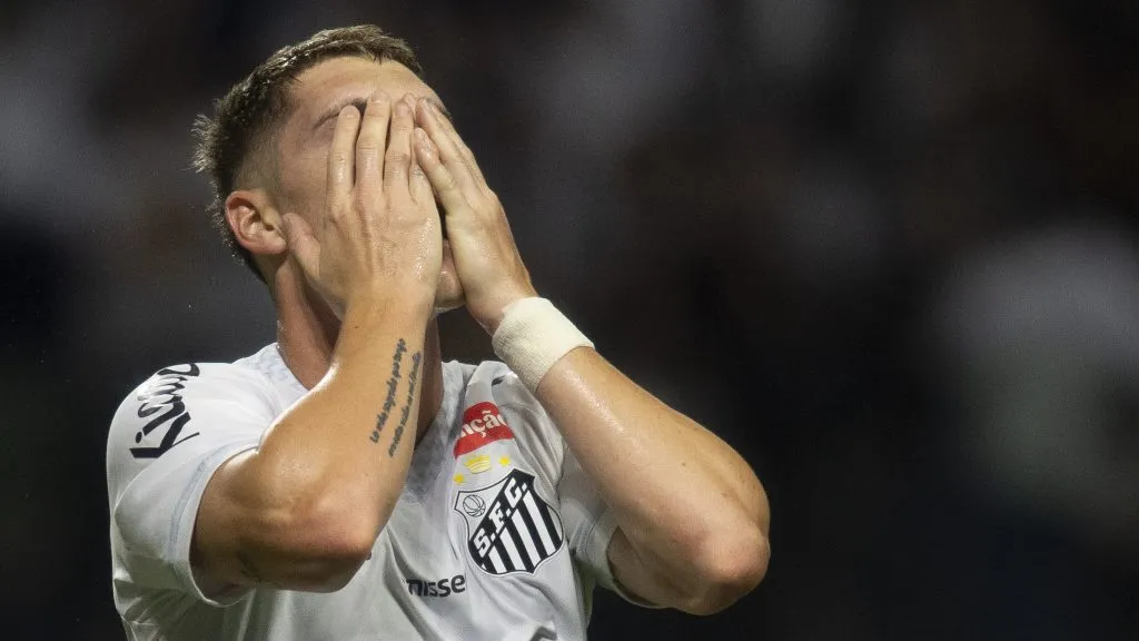 Rollheiser, jogador do Santos, lamenta durante partida contra o Ceará – Foto: Anderson Romao/AGIF
