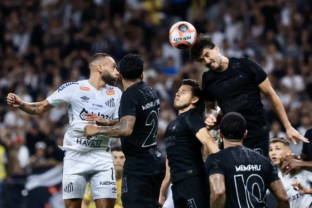 Jogador do Corinthians disputa lance com jogador do Santos durante partida no estadio Arena Corinthians pelo campeonato Paulista 2025 – Foto: Marcello Zambrana/AGIF