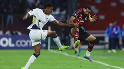 Daniel de La Cruz disputa jogada com Juninho. Photo by Franklin Jacome/Getty Images