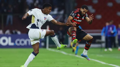 Daniel de La Cruz disputa jogada com Juninho. Photo by Franklin Jacome/Getty Images
