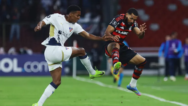 Daniel de La Cruz disputa jogada com Juninho. Photo by Franklin Jacome/Getty Images