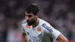 Luan Peres jogador do Santos durante partida contra o Corinthians no estadio Arena Corinthians pelo campeonato Paulista 2025